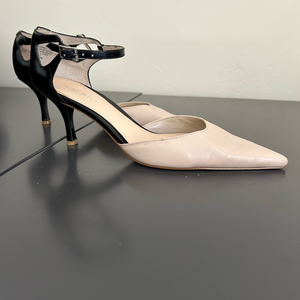 Women’s Nine West black/cream colored pump. Size 6 1/2, heel is 2 1/2”